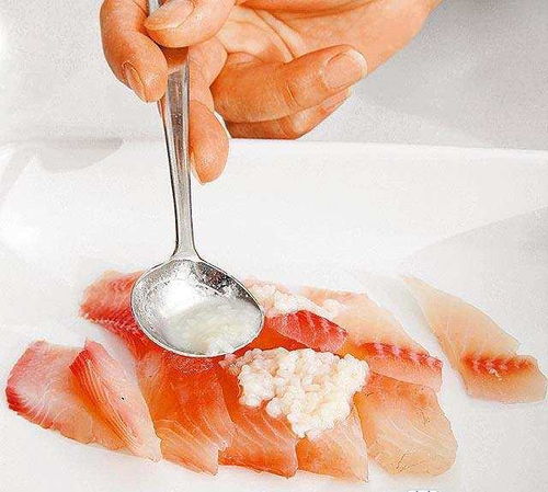 橄欖蒜香鹽麴沾醬佐白肉魚(yú) 醬汁咸香回甘，襯托魚(yú)肉本真清甜